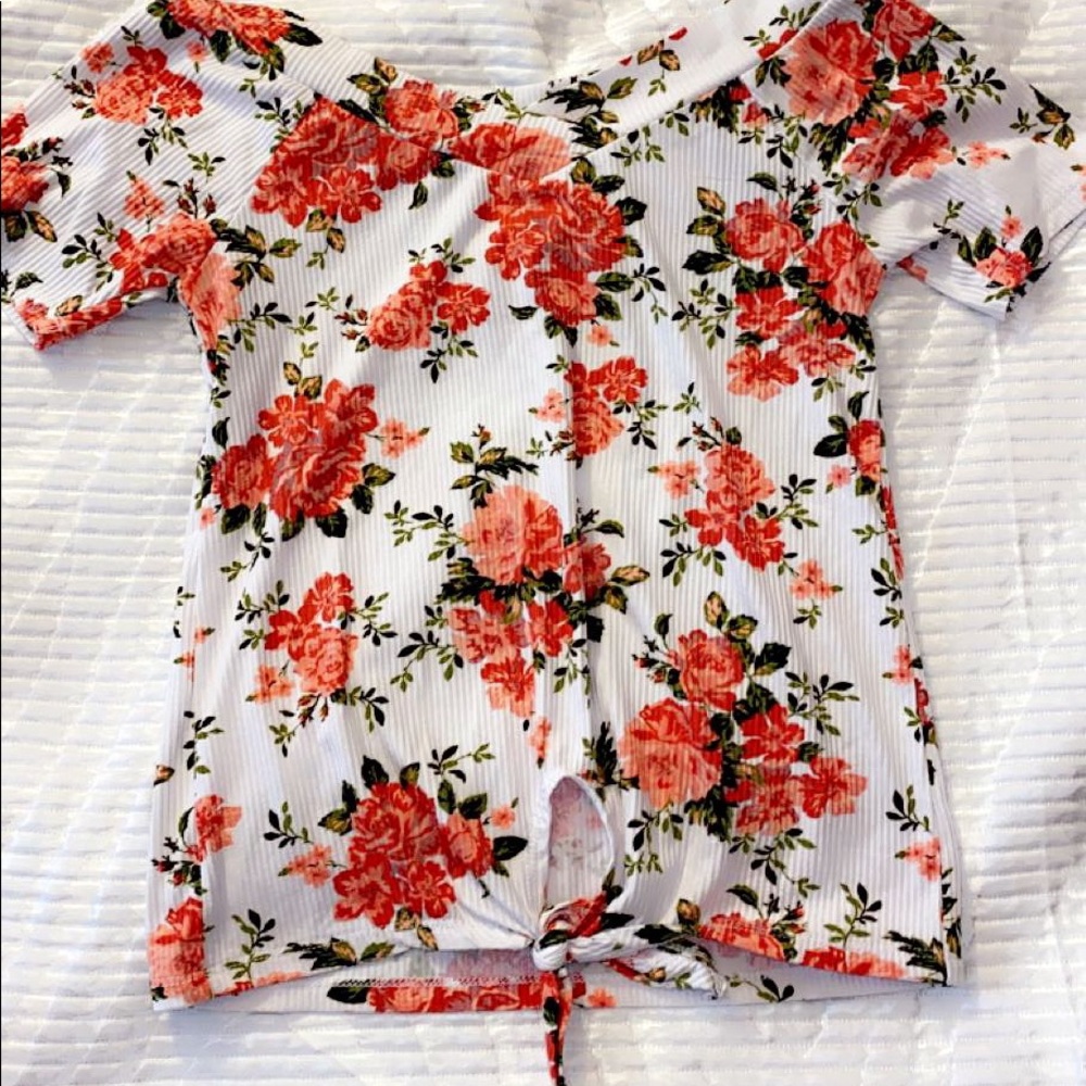 VERY CUTE flowery top!